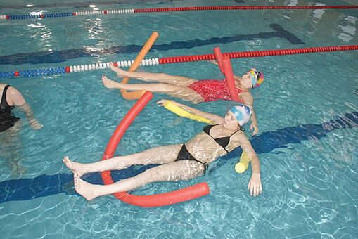 Bei Rückenschmerzen durch thorakale Osteochondrose ist ein Besuch im Schwimmbad notwendig. 