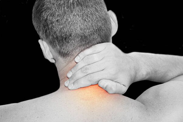Osteochondrose der Halswirbelsäule bei einem Mann.