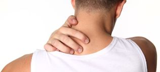 Ein Mann hat eine Osteochondrose der Halswirbelsäule. 